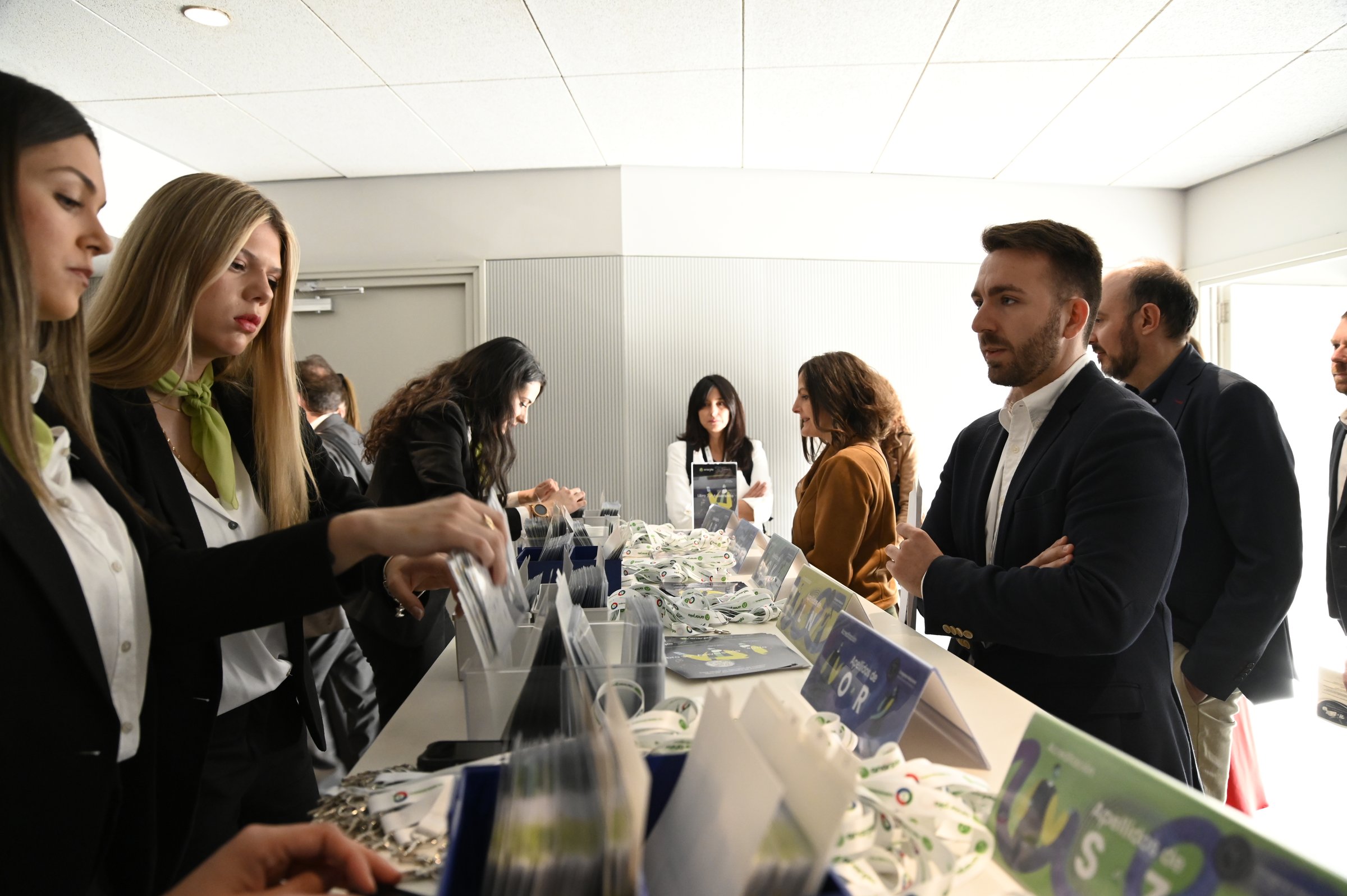 Mostrador de acreditaciones del Congreso Nacional de Reciclado de Plásticos, con el equipo de secretaría atendiendo a los asistentes